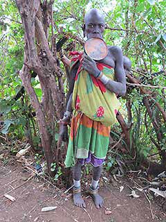 Les Surmas de la vallée de l'Omo : Une femme Surma avec un labret en terre cuite.