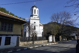 Une église typique dans un village bulgare typique