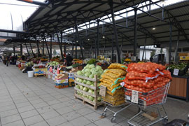 Le marché matinal du village de Teteven, en Bulgarie