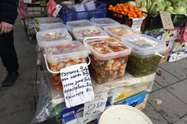 Le marché matinal du village de Teteven, en Bulgarie: As expected, there are plenty of pickles!