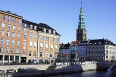 Copenhague : Gammel Strand : depuis l'autre rive du canal