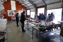 Un marché dédié à la cuisine traditionnelle groenlandaise (pour les peuples autochtones, les Esquimaux, les Inuits ; appelés « Groenlandais » en français).