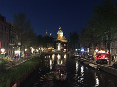 夜：アムステルダム市の運河：これはOudezijds Voorburgwal（ウデジ・ヴォア・ブルグワル）運河又はOZ Voorburgwal（オズ・フォアボール）運河です。奥に見えるのは聖ニコラス教会です。