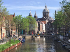 アムステルダム市の運河：これはOudezijds Voorburgwal（ウデジ・ヴォア・ブルグワル）運河又はOZ Voorburgwal（オズ・フォアボール）運河です。奥に見えるのは聖ニコラス教会です。