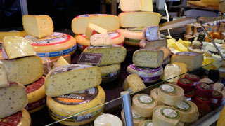 オランダと言えば：チーズ！アムステルダムの市場のチーズ屋さん