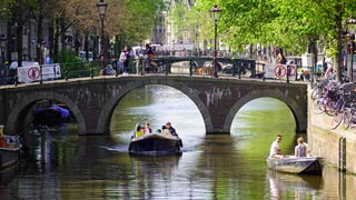 アムステルダム市の運河：これはOudezijds Voorburgwal（ウデジ・ヴォア・ブルグワル）運河又はOZ Voorburgwal（オズ・フォアボール）運河