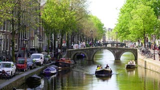 アムステルダム市の運河：これはOudezijds Voorburgwal（ウデジ・ヴォア・ブルグワル）運河又はOZ Voorburgwal（オズ・フォアボール）運河