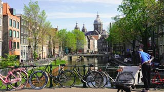 アムステルダム市の運河：これはOudezijds Voorburgwal（ウデジ・ヴォア・ブルグワル）運河又はOZ Voorburgwal（オズ・フォアボール）運河です。奥に見えるのは聖ニコラス教会です。