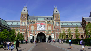 アムステルダムのライクスムゼーウム（国立美術館）の南側（正面）の外観です。