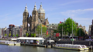 オランダ，アムステルダムの中央駅前に有る聖ニコラス教会です。