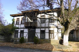 ブルガリアの一般村の家庭：伝統的な建築