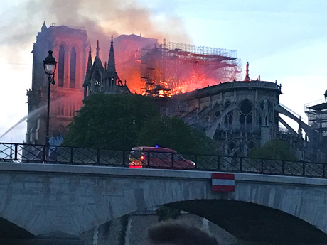 ノートルダム大聖堂の火災：撮影現場からの写真